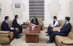 تاور يشيد بدور الوفد الصيني في تقديم الخدمات الطبية بالبلاد.