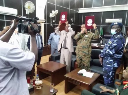 والي الجزيرة يتسلم مهامه ويعلن الإنتقال للدولة المدنية