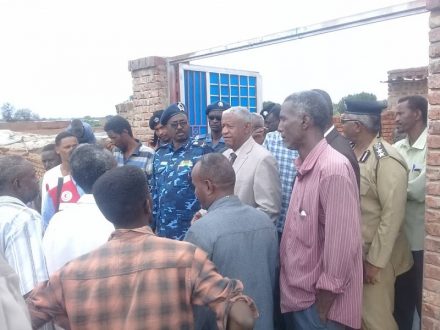 والي الجزيرة يتفقد الأحياء المحازية للنيل الأزرق بمدني