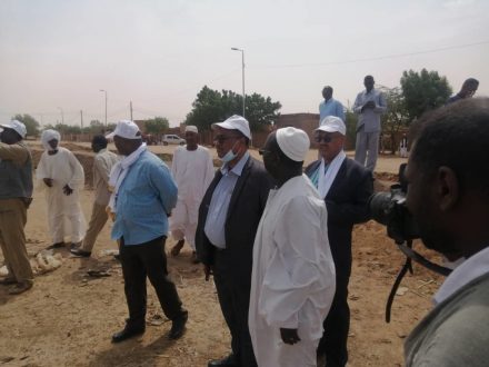 مديرالصندوق القومي للتأمين الصحي يقف على أضرار الفيضان بقرى شندي