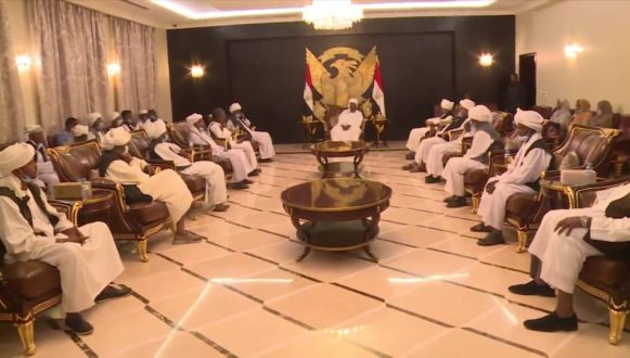 البرهان يعد بإيجاد حلول ناجعة لكافة قضايا الشرق.