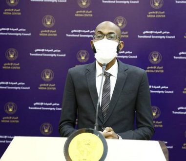 وزير الصحة يقف على سير عمل الفريق الطبي بالجنينة