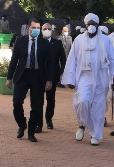 وفد مصري يُقدم واجب العزاء في وفاة الإمام الصادق