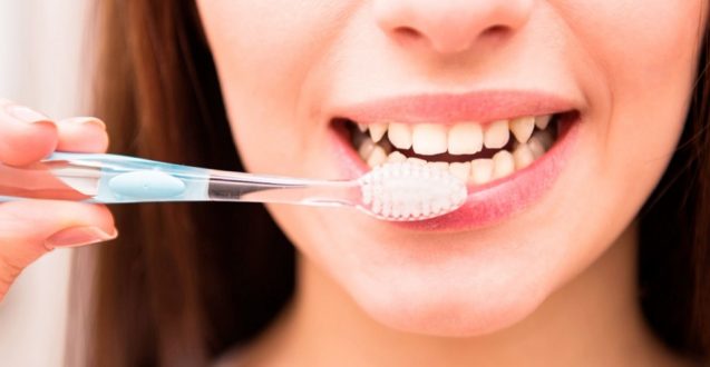متى تنظف أسنانك صباحا؟ خبراء يحددون “الوقت الأنسب”