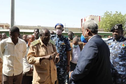 والي القضارف يقف على الأضرار والخسائر بالسوق العمومي