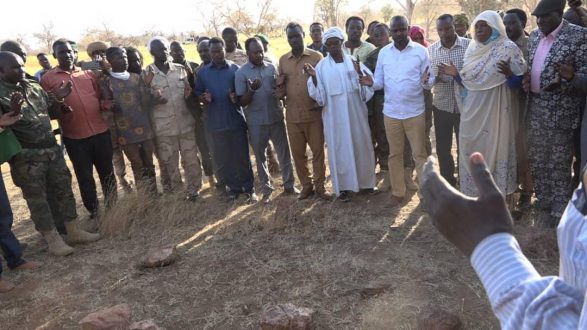 الهادي يقف على مقابر الإبادة الجماعية باقليم دارفور