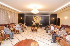 البرهان يطلع على رؤية الاتحادي الديمقراطي الاصل للوضع الراهن بالبلاد