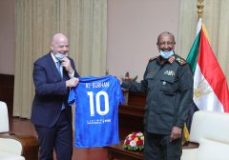 رئيس مجلس السيادة يلتقي رئيس الاتحاد الدولي لكرة القدم”فيفا”