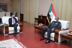البرهان يطلع رئيس بعثة يونيتامس على خطوات استكمال عملية السلام