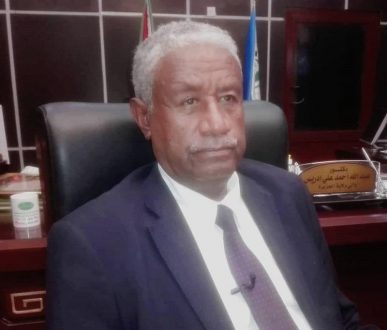 والي الجزيرة يحتسب الفنان محمد عوض