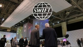 روسيا تستعد لاحتمال فصلها عن نظام “SWIFT” الدولي المالي