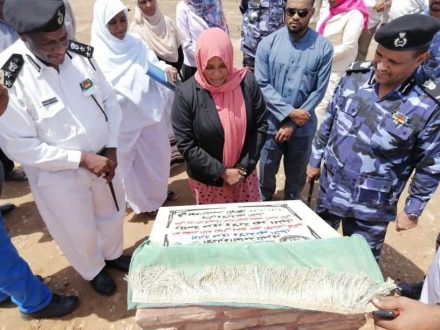 والي نهر النيل تضع حجر أساس مبنى قسم المرور بالولاية