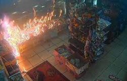 شخص يلقي قنبلة مولوتوف حارقة في متجر بنيويورك