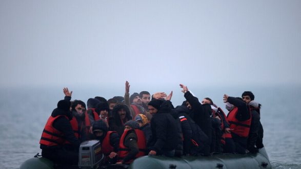 فرنسا: إنقاذ 138 مهاجرا حاولوا عبور المانش إلى بريطانيا
