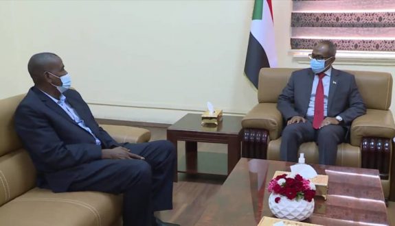 عبدالباقي يتعهد بتذليل العقبات التي تواجه القطاع الصحي