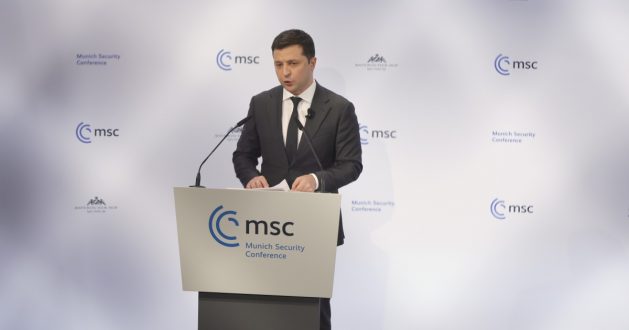 رئيس أوكرانيا يبدي استعداد بلاده للحوار والدفاع عن نفسها