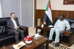 عضو السيادي الطاهر حجر يلتقي السفير التركي بالخرطوم