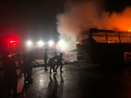 الدفاع المدني بالخرطوم يسيطر حريق في بص سفري