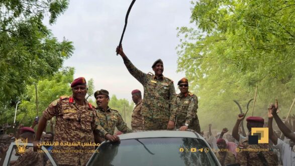 البرهان يحي مواطني منطقة أمدرمان فلاتة بولاية سنار ويشيد بوقفتهم مع القوات المسلحة