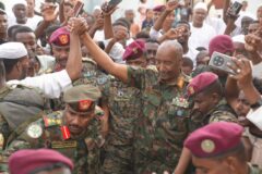 البرهان  يقدم واجب العزاء في شهداء الهلالية