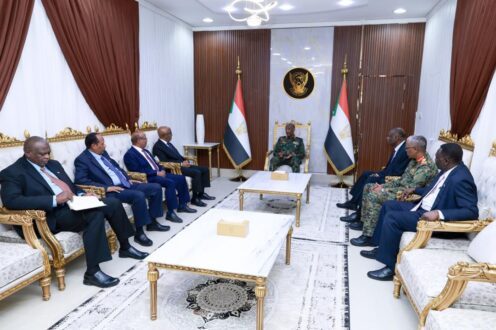 البرهان يؤكد أهمية تطوير وتعزيز علاقات السودان الخارجية