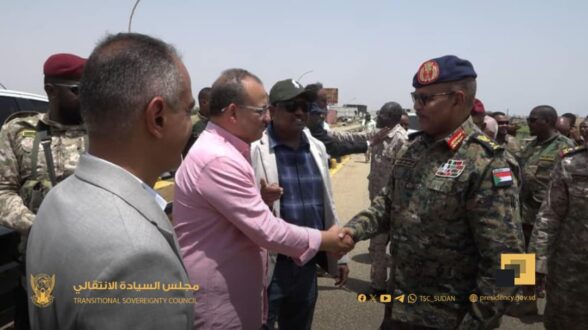 إبراهيم جابر يلتقي الفريق الهندسي المصري لتأهيل جسري شمبات والحلفايا