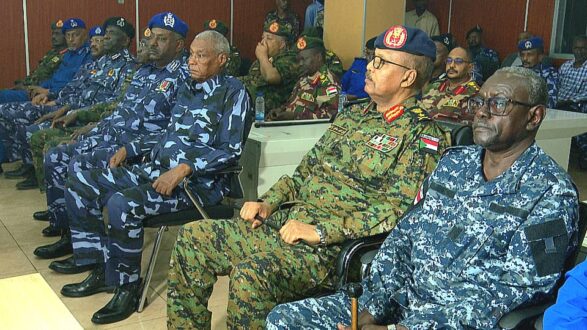 إبراهيم جابر يطلع على أداء غرفة العمليات المركزية