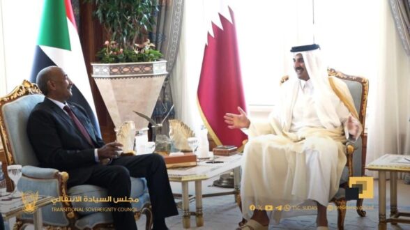 البرهان يلتقي أمير دولة قطر و يعقدان اجتماعاً ثنائياً
