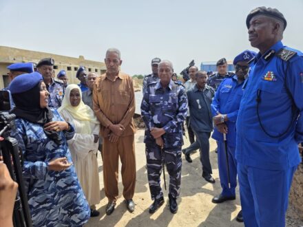 وزير الداخلية يقف على مجمل الاحوال الامنية والجنائية بولاية النيل الابيض و يتفقد عددا من المشروعات الشرطية الخدمية بالولاية