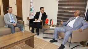 وزير الطاقة يبحث مع السفير الصيني التعاون في النفط والكهرباء وإعادة الإعمار