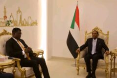 كامل إدريس يلتقي وزير خارجية جنوب السودان