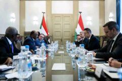 وزير الخارجية يعقد جلسات مباحثات ثنائية مع نظيره المجري