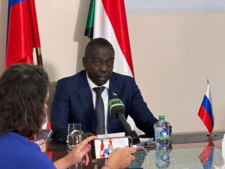 مؤتمر صحفي لسفير السودان لدى روسيا لتسليط الضوء على انتهاكات وجرائم مليشيا الدعم السريع
