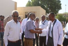 العاملون بمستشفى النو يستقبلون د. جمال الطيب احتفالاً وابتهاجاً لنيلة جائزة “أورورا” العالمية