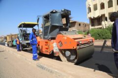 هيئة الطرق و الجسور بالخرطوم : البدء في أعمال رصف طبقة الأسفلت بشارع البراحة محلية بحري