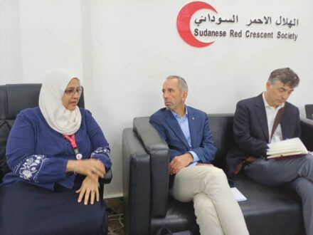 الأمين العام للهلال الأحمر تبحث مع وفد الحكومة السويسرية دعم الجهود الإنسانية بالسودان