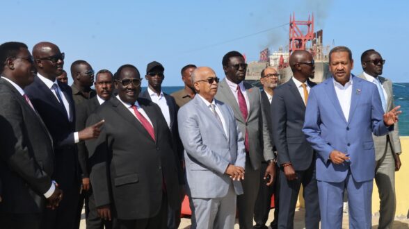وزير الطاقة يلتقي وفد جنوب السودان ويزور الوفد موانئ تصدير النفط