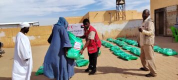 الهلال الأحمر السوداني يواصل لليوم الثالث توزيع السلال الغذائية للوافدين بأمبدة بدعم تركي