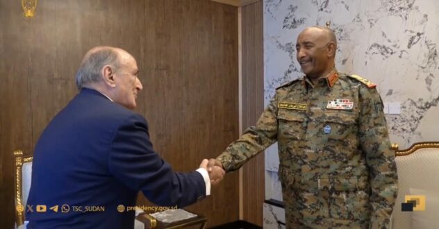 البرهان يتسلم رسالة خطية من رئيس مفوضية الاتحاد الأفريقي