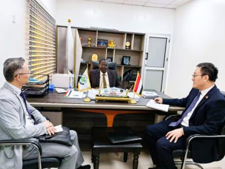 وكيل التخطيط بالمالية يلتقي القائم بأعمال السفارة الصينية بالسودان