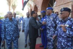 د. كامل إدريس يتفقد وزارة الداخلية