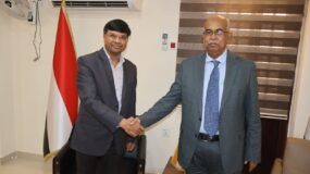 وزير الطاقة يتلقي السفير الهندي ويستلم الدعوة لمشاركة السودان في أسبوع الطاقة الهندي