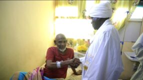 والي الخرطوم يتفقد شيخ المعلقين الرياضيين الأستاذ مأمون الطاهر بعد أن لزم سرير المرض بمستشفى النو