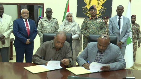  إبراهيم جابر يشهد التوقيع على عقد صيانة وتأهيل جسر الحلفايا