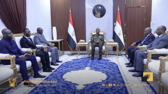 رئيس مجلس السيادة يتلقى رسالة من الرئيس الغامبي