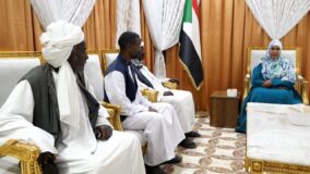 عضو مجلس السيادة د. نوارة تلتقي وفد اللجنة العليا لقبيلة السمرأر