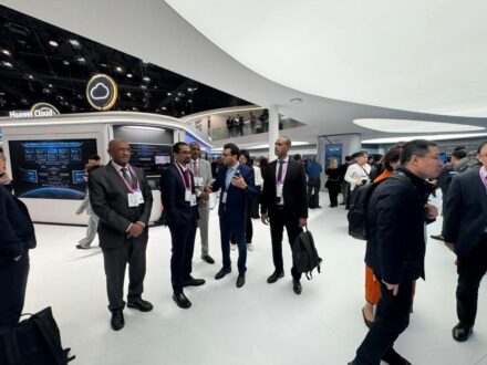 وزير التحول الرقمي والاتصالات يشارك في مؤتمر MWC ببرشلونة