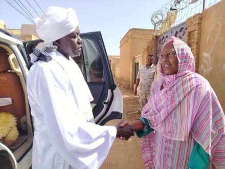 والي الخرطوم يزور الممثلة ناهد حسن تقديرا لصمودها وأعمالها الخالدة في الذاكرة