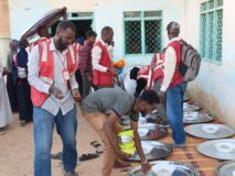 الهلال الأحمر التركي والسوداني يدشنان برنامج إفطار صائم بأم درمان دعماً للنازحين