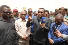 من ارقين.. رئيس الوزراء: لا اعباء مالية على العائدين وخطة متكاملة لتسهيل العودة الطوعية